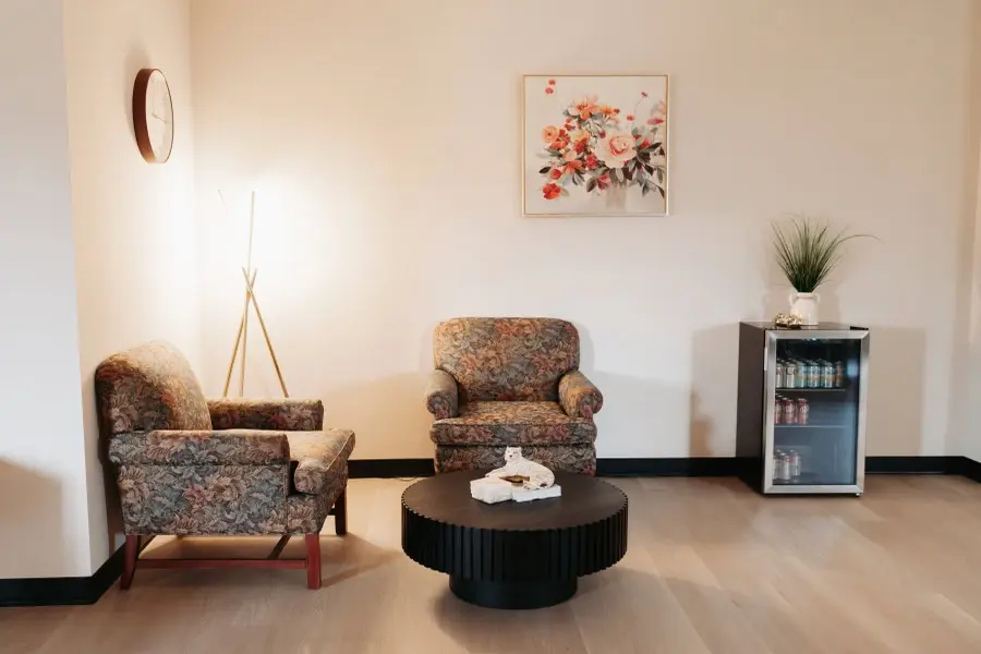 LOURE LOUNGE pic three 1